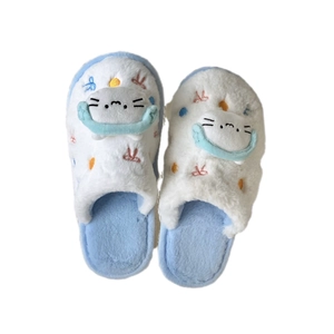 Chaussons chat en peluche blanche avec design casque 3D et bordure bleu clair pour l'hiver