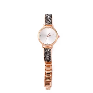 Vista macro dell'orologio al quarzo in oro rosa con cinturino di cristalli e quadrante bianco