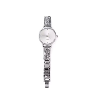 Primo piano di orologio al quarzo argento con cinturino di diamanti e quadrante
