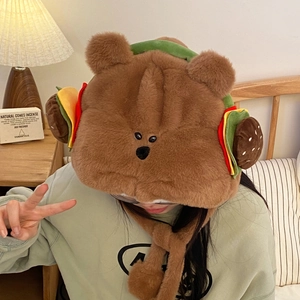 Détail du bonnet ours en peluche avec cache-oreilles burger et couches colorées douces