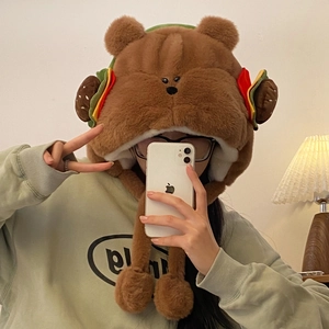 Détail du bonnet en peluche douce avec cache-oreilles burger et oreilles d'ours