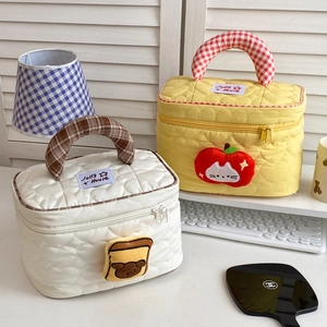 Beauty case trapuntati a cuore con manici a quadretti e ricami a cartone animato