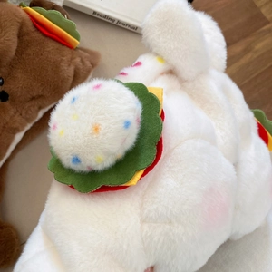 Gros plan sur peluche blanche avec pois colorés et détail en forme de hamburger mignon
