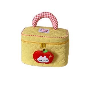 Beauty case giallo trapuntato con manico a quadri e grazioso ciondolo a forma di gatto