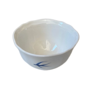 Ciotola in ceramica minimalista con motivo a rondine, bordi ondulati e uccelli blu