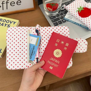 Étui de passeport à pois rouges avec fentes multifonctions pour documents de voyage