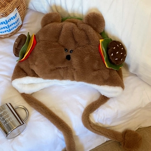 Détail du chapeau ours en peluche avec protège-oreilles burger et doublure polaire