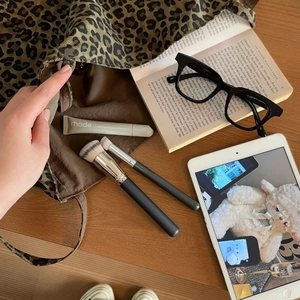 Leopard print canvas tote bag with inner zipper pocket and large capacity storage