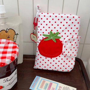 Détail du protège-passeport en tissu à pois rouges avec broderie et crochet