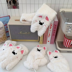 Détail de l'écharpe chien en peluche blanche montrant la texture douce de la fourrure
