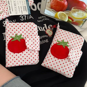 Vue détaillée du protège-passeport à pois rouges avec applique tomate 3D brodée