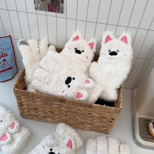 Détail des gants en peluche blanche motif Westie avec doublure chaude et oreilles roses