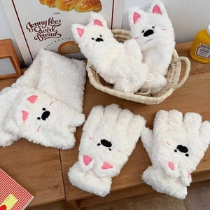 Détail d'un ensemble écharpe et mitaines en peluche blanche Westie avec texture douce