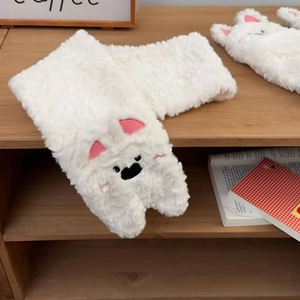 Détail d'une écharpe en peluche blanche avec des oreilles de chat mignonnes et fourrure douce