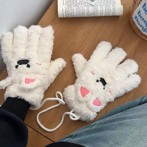 Détail de gants en peluche blanche avec fourrure douce et oreilles de Westie mignonnes