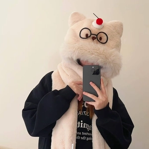 Dettaglio della trama in peluche del cappello a gatto con ricamo occhiali e pompon rosso
