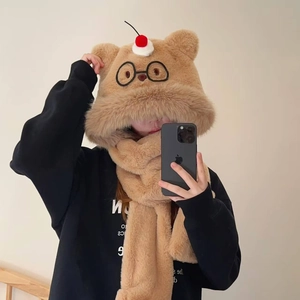 Dettaglio combo sciarpa e cappello orso di peluche con occhiali e ricamo ciliegia
