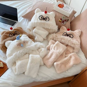 Dettaglio cappello di peluche con orecchie di gatto e ricamo occhiali in quattro colori