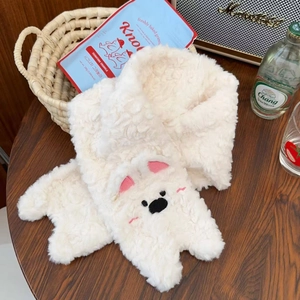 Détail d'une écharpe en peluche blanc crème avec tête d'ours en 3D mignonne