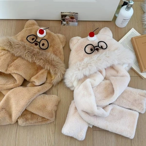Dettaglio di sciarpe con cappuccio in peluche a forma di orso marrone e beige