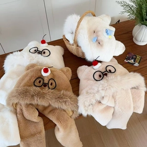 Dettaglio di cappelli di peluche con ricamo occhiali e decorazioni a pompon ciliegia