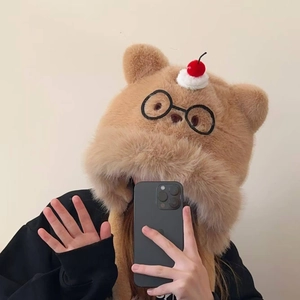 Détail du bonnet chat en peluche marron avec décor cerise et broderie de lunettes