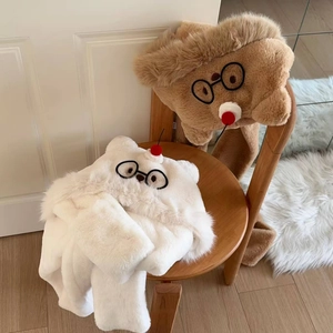 Set sciarpa e cappello in peluche con occhiali e decoro ciliegia su sedia in legno