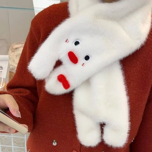 Dettaglio della sciarpa a pinguino in peluche bianco con morbida trama in pelliccia