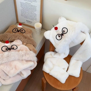 Dettaglio cappuccio in peluche con occhiali e consistenza spessa e calda
