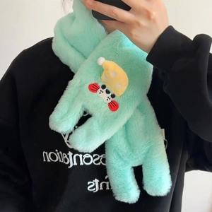 Détail d'une écharpe en peluche vert menthe avec décor de dessin animé pour l'hiver