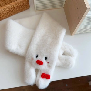 Dettaglio di morbida sciarpa bianca di peluche con occhi di pinguino e fiocco rosso