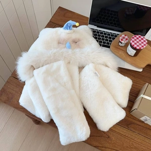 Dettaglio del set gatto in peluche bianco con cappello, sciarpa e guanti