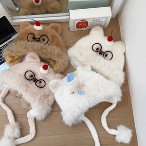 Mise à plat de bonnets en peluche avec oreilles de chat, broderie de lunettes et fausse fourrure