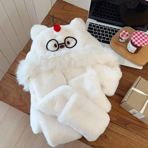 Dettaglio cappuccio gatto in peluche bianco con decorazione ciliegia e ricamo occhiali