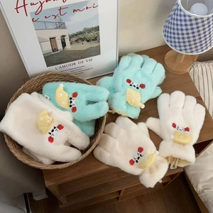 Gros plan de gants thermiques en peluche douce avec figurines de dessins animés en 3D