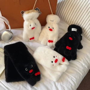 Simpatico set invernale in peluche con guanti e sciarpa a pinguino nero e bianco