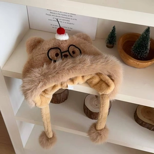 Détail du bonnet peluche oreilles de chat avec lunettes vintage et pompons pour l'hiver