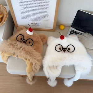 Détail du bonnet peluche oreilles de chat avec lunettes et cerise en fausse fourrure