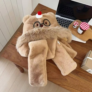 Dettaglio della finta pelliccia e delle orecchie da orso sul set 3-in-1 cappello kaki