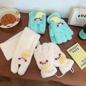 Détail d'un ensemble écharpe et gants d'hiver en peluche avec broderie animale