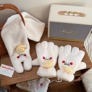 Détail d'une écharpe en peluche blanche et de gants assortis avec motif animal mignon