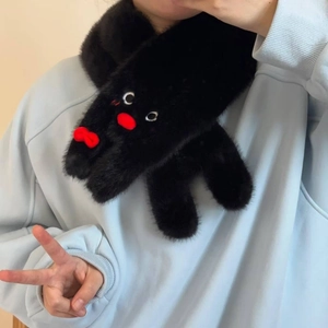 Dettaglio di morbida sciarpa di peluche a pinguino con occhi a cartone e naso rosso