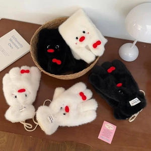 Dettaglio dei guanti a manopola a forma di pinguino in peluche spessa con pratica corda al collo