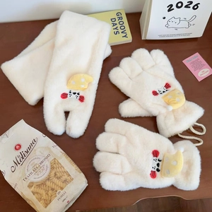 Détail de l'ensemble hivernal écharpe et gants en peluche crème avec patchs de dessin animé
