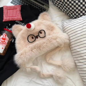 Détail du bonnet chat mignon avec broderie lunettes et pompons en fausse fourrure
