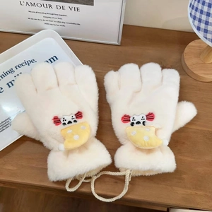 Gants en peluche blanc cassé avec broderie mignonne et cordon de cou en gros plan