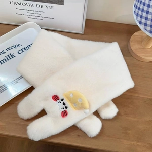 Détail d'une écharpe en peluche blanche montrant une texture douce et un patch chiot mignon