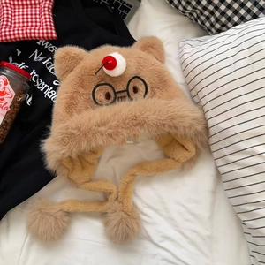 Détail du bonnet chat en fausse fourrure marron avec broderie de lunettes et pompon rouge