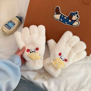 Détail de gants thermiques en peluche avec patch chaton et cordon de cou pratique