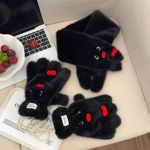 Dettaglio di guanti da pinguino in peluche con fiocchi rossi e morbida ecopelliccia